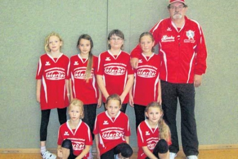 Volleyball-Mädchen überraschen beim Debüt