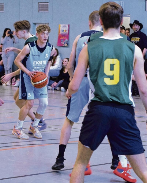 Ferris Finck von den Junior-BallRox sucht eine Anspiel-station. Foto: zvg