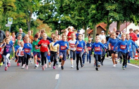 Auf die Plätze, fertig, los: Die Starter legen beim 3. Liepgartenlauf los. Foto: Andy Bünning
