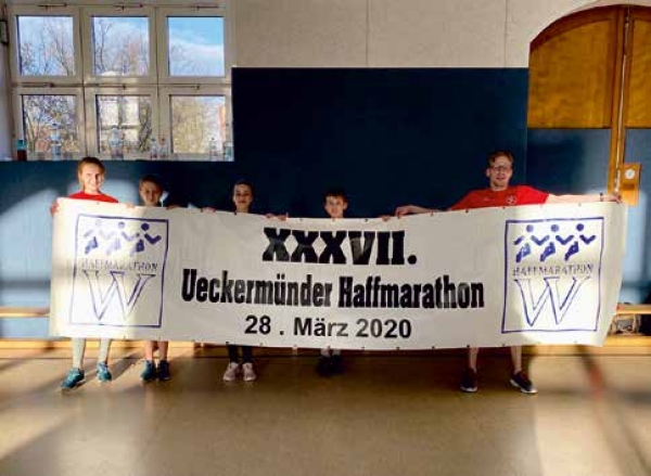 Mitglieder der Abteilung Leichtatlethik machen Werbung für den Haffmarathon. Foto: ZVG