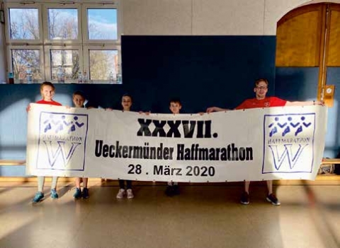 Mitglieder der Abteilung Leichtatlethik machen Werbung für den Haffmarathon. Foto: ZVG