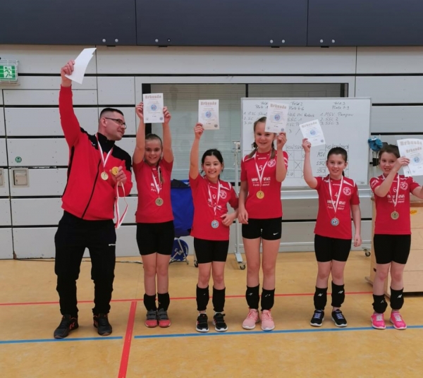 Betreuer Frank Justus mit den glücklichen Gewinnerinnen der Goldmedaille: Anjeli Grey, Lara Rothbart, Frederike Sichau, Alina Justus und Christina Justus. Foto: ZVG