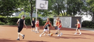 An drei Tagen in der Woche haben die drei Mannschaften von BallRox – hier die U 16-Mannschaft – Zeiten auf dem Gelände der Regionalen Schule. Zu anderen Zeiten ist das Betreten nach Schulschluss derzeit nicht erlaubt. Foto: Eckhard Kruse