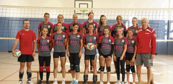Trainer Detlef Rühl (vorne rechts) und sein Unterstützer Tobias Dust (links) mit den Verbandsliga-Volleyballerinnen vom SV Einheit Ueckermünde.