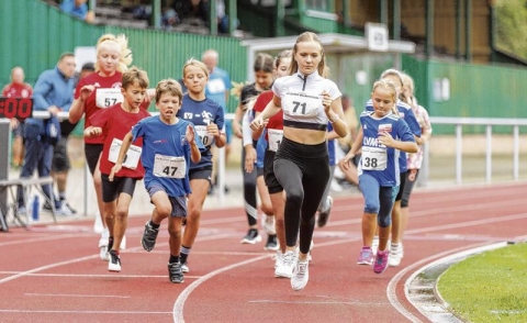 Auf den 800-Metern lief in der weiblichen Jugend Emma Vathke (Nummer 71) in 2:57 Minuten als Erste ins Ziel. Foto: Bünning