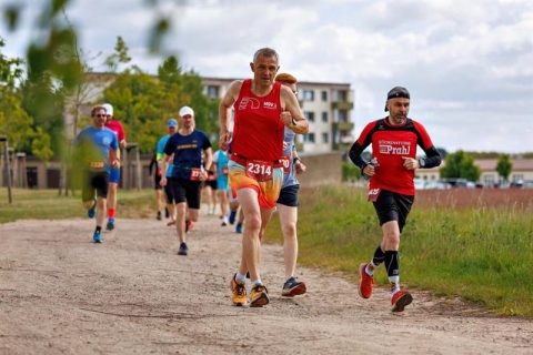 Lediglich 64 Sportler waren bei der 17. Auflage des scn energy-Lauf in Jatznick dabei. Hier starten die Sportler gemeinsam auf die drei verschieden Strecken. Foto: Andy Bünning
