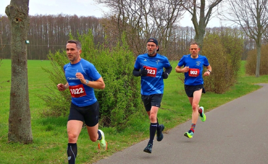 Stefan Mast und Steffen Peter (von links) belegte beim Halbmarathon die Plätze zwei und drei. Stefan Lange rechts gewann den Marathon