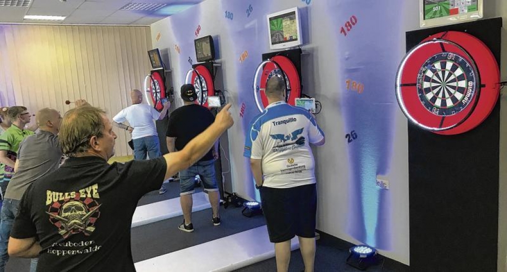 Mit einem Eröffnungsturnier wurde die Darts-Kantine im Ueckermünder Haff-Center eingeweiht. Foto: Christian Johner