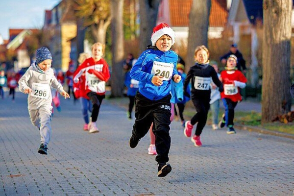 Der Ueckermünder Weihnachtslauf ist was für die Kleinen und Großen. Foto: Andy Bünning