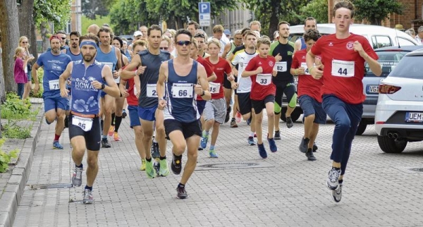 Jan-Henrik Lange (vorne links) von HSG Uni Greifswald gewann den Ueckermünder Abendlauf über 15 Kilometer. Foto: Christopher Niemann