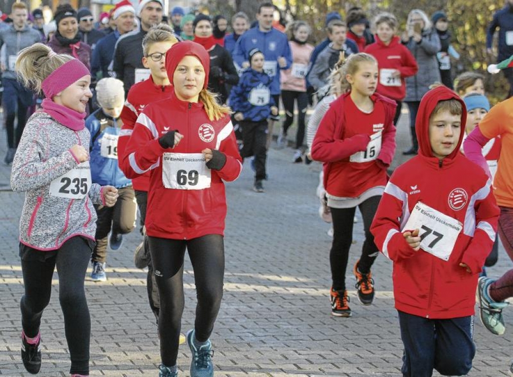 So könnte es am Samstag aussehen: Beim bislang letzten Weihnachtslauf vor zwei Jahren feierten die Macher nicht nur das 20. Jubiläum ihrer vorweihnachtlichen Veranstaltung, sondern auch gleich noch einen neuen Teilnehmerrekord. Fotos: NK-Archiv