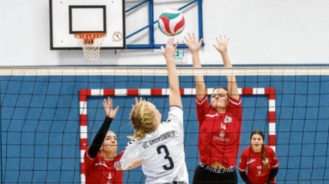 Die Ueckermünderinnen (hinter, rote Trikots) ließen dem Gegner vom VFC Greifswald V keine Chance und siegten mit 3:0. Foto: A. Bünning