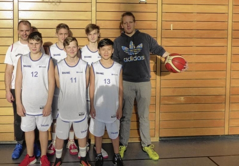 Jacy Ramm, Tony Phong Vu, Norman Auras, Adam Stampa, Jakub Bulak vertraten das Ueckermünder Greifen-Gymnasium beim Regionalfinale Jugend trainiert für Olympia in Neustrelitz. Mit dabei Heimtrainer Guido Winter, links, und Biologielehrer Robert Kunze. Foto: ZVG