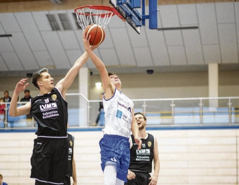 Ueckermündes Paul Brüsch (links) erzielte gegen den WSV Neustrelitz (weiß) zehn Punkte. Foto: Andy Bünning