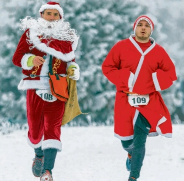 Auch Weihnachtsmänner liefen mit Dirk Rüscher (links) vom SV Einheit Ueckermünde und Ja Malte Hagemann aus Mönkebude. Fotos: A. Bünning