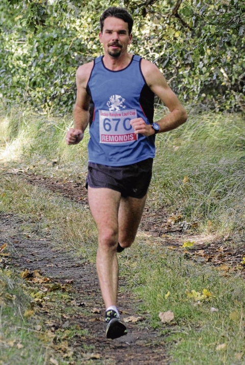 Sven Lorenz läuft beim Herbstcross zum Sieg