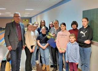 Carmen Kaps inmitten ihrer Reitschülerinnen. Vereinsvorsitzender Dieter Salow überreichte die Auszeichnung auf einer Kegelbahn. Foto: Bianka Lenz