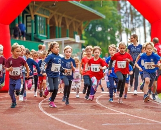 Knapp 100 Sportler gingen in Ueckermünde beim Bahnlauf an den Start. Foto: Andy Bünning