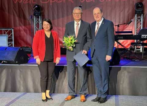 Hans-Dieter Salow (mitte) mit MV-Sportministerin Stefanie Drese und Präsident des Landessportbundes Andreas Bluhm. Foto: ZVG