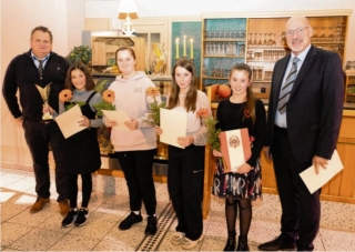 Pokalsieger und Meister: Die U12 Volleyballrinnen des SV Einheit Ueckermünde mit Robert Kriewitz (links) und Jürgen Kliewe. Foto: Stadt Ueckermünde