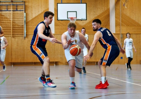Die Basketballer aus Ueckermünde um Jacy Ramm (Mitte) verloren gegen Rostock und schieden im Landespokal aus. Foto: Andy Bünning