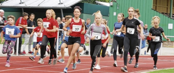 Genau 50 Läuferinnen und Läufer aus allen Altersklassen drehten beim ersten und einzigen Ueckermünder Bahnlauf der Saison ihre Runden im Waldstadion . Fotos (4): Dennis Bacher
