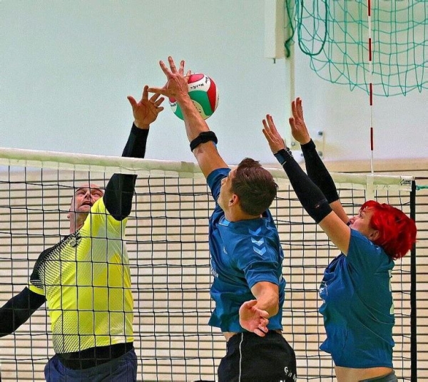 Trotz allen Eifers blieben die Zerrenthiner Volleyballer (l.) am 5. Spieltag ohne Punkte. Foto: Wolfgang Dannenberg