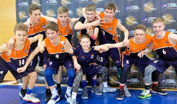 Das EBC Rostock-Team startete zum ersten Mal in der europäischen Jugendbasketball Liga (EYBL). Hier sind die sportlichen Jungs in Lettland zu sehen. Unter ihnen Jacy Ramm (Zweiter von rechts). Sein Heimatverein ist der SV „Einheit“ Ueckermünde.