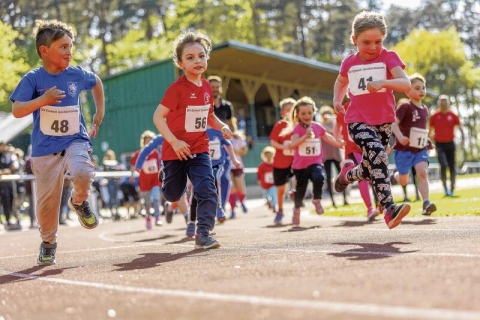 Mit der Stadionrunde über 400 Meter eröffenten die jüngsten Teilnehmer den Bahnlauf im Waldstadion in Ueckermünde. Die Organisatoren zähltem 81 Teilnehmer. Fotos (2): Andy Bünning