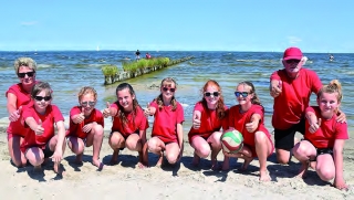 Foto: die Mädchen der U 12 und 13 weiblich mit ihrem Trainerduo G. Bastke/ A. Pecker hatten Bilderbuchwetter beim Ueckermünder Beachturnier