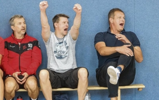 Im Wechselbad der Gefühle: „Co“ Hans-Henning Wrage und Trainer André Fröhlich (rechts) erlebten am ersten Spieltag in eigener Halle erst einen 3:0-Sieg, dann eine 0:3-Niederlage. Foto: Andy Bünning