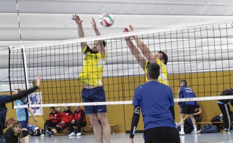 Fortuna Zerrenthin (blau) bot gegen Café Florin Swinemünde erheblichen Widerstand, verlor dann aber gegen den Meisterschaftsfavoriten knapp mit 2:3 Foto: Wolfgang Dannenfeldt