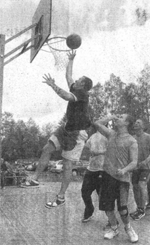 Beim Streetball-Turnier am Eggesiner Wasserwanderrastplatz hat keiner der Aktiven gefroren. Acht Teams traten an. Kurierfotos: Weirauch