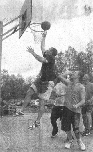 Beim Streetball-Turnier am Eggesiner Wasserwanderrastplatz hat keiner der Aktiven gefroren. Acht Teams traten an. Kurierfotos: Weirauch