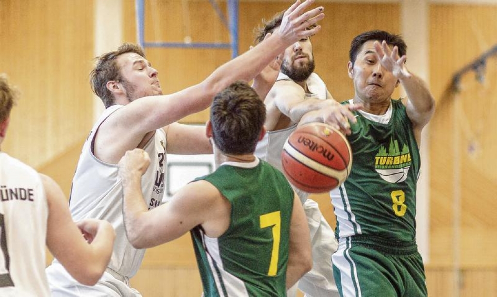 Die Ueckermünder (weiße Trikots) behielten am Sonntag die Oberhand. Für das „BallRox“-Team war es das erste Ligaspiel seit anderthalb Jahren. Gegner war, damals wie heute, der SV Turbine. Fotos: Andy Bünning