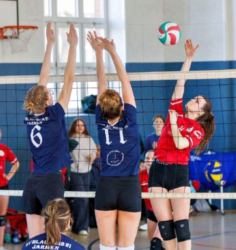 Die ueckermünderinen um Sophie Arndt (hinten) verloren gegen Spitzenreiter Blau-Weiß Jarmen mit 1:3. Foto: Andy Bünning