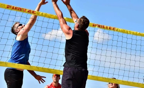 NORDKURIER – HAFF-ZEITUNG – MONTAG, 17. JUNI 2024 VOLLEYBALL Uecker-Randow Region. Im Kampf um den Titel Landesmeister-Mixed und um die Qualifikation zur Norddeutschen Meisterschaft ging es für die Volleyballer aus der Region in Güstrow heiß her. Nach sechs Stunden Sport am hohen Netz stand fest, dass sowohl der Titel als auch Rang zwei in die Uecker-Randow-Region gehen. Foto: ZVG