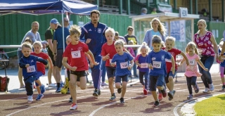 Mehr als 60 Teilnehmer beim Bahnlauf