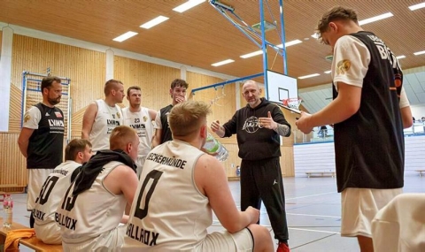 Besprechung in der Pause: BallRox-Trainer Falko Ramm (Mitte) nimmt letzte Korrekturen vor und gibt neue Anweisungen. Foto: Andy Bünning
