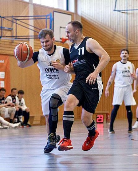 Die Ueckermünder Basketballer um Paul Schwarz (links, gegen Güstrows Robert Melzer) treten zum Finalrückspiel in der Barlachstadt an. Foto: Andy Bünning