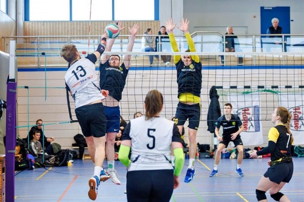 Titelverteidiger Fortuna Zerrenthin (hinten, schwarze Trikots) überzeugte beim 3:1-Sieg über Open Sea Swinemünde vor allem in der Blockarbeit. Foto: Wolfgang Dannenfeldt